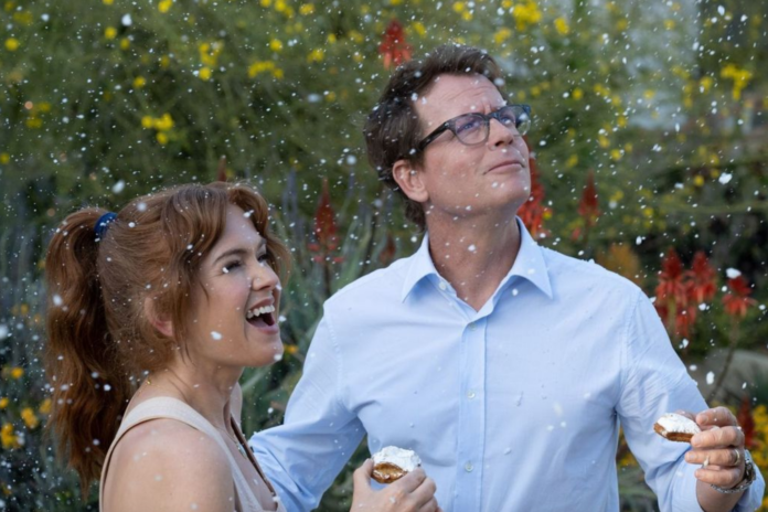 Isla Fisher and Greg Kinnear in THE PRESENT